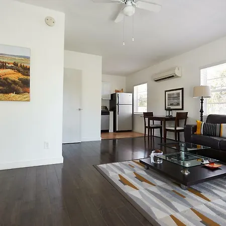 Clean Cosy Flat, Steps From The Beach